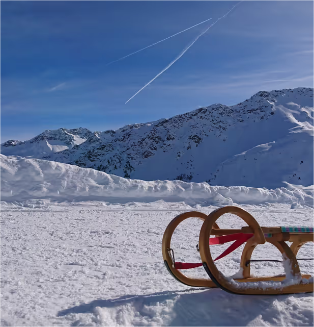 Winterliche Szene in Arosa mit Schnee und Bergen