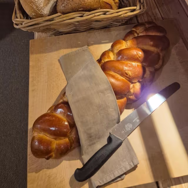 Frühstücksauswahl mit regionalen Produkten im Chamanna