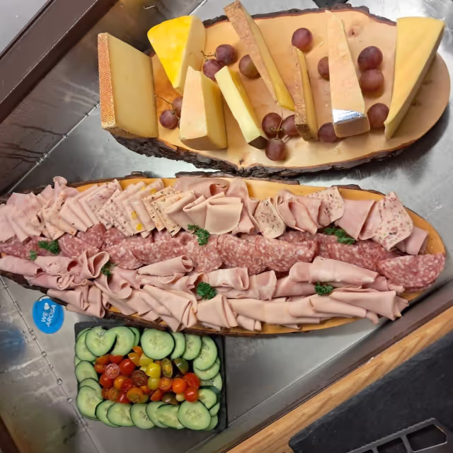 Hausgemachte Konfitüre und frisches Brot zum Frühstück
