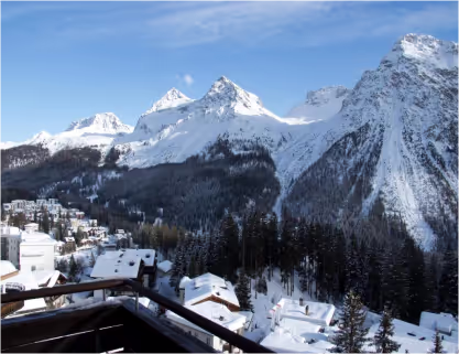 Blick von einem Balkon des Chamanna auf die Arosaer Bergwelt