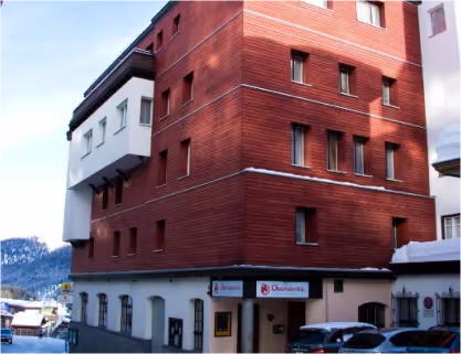 Strassenansicht im Dorfzentrum von Arosa auf Höhe des Chamanna