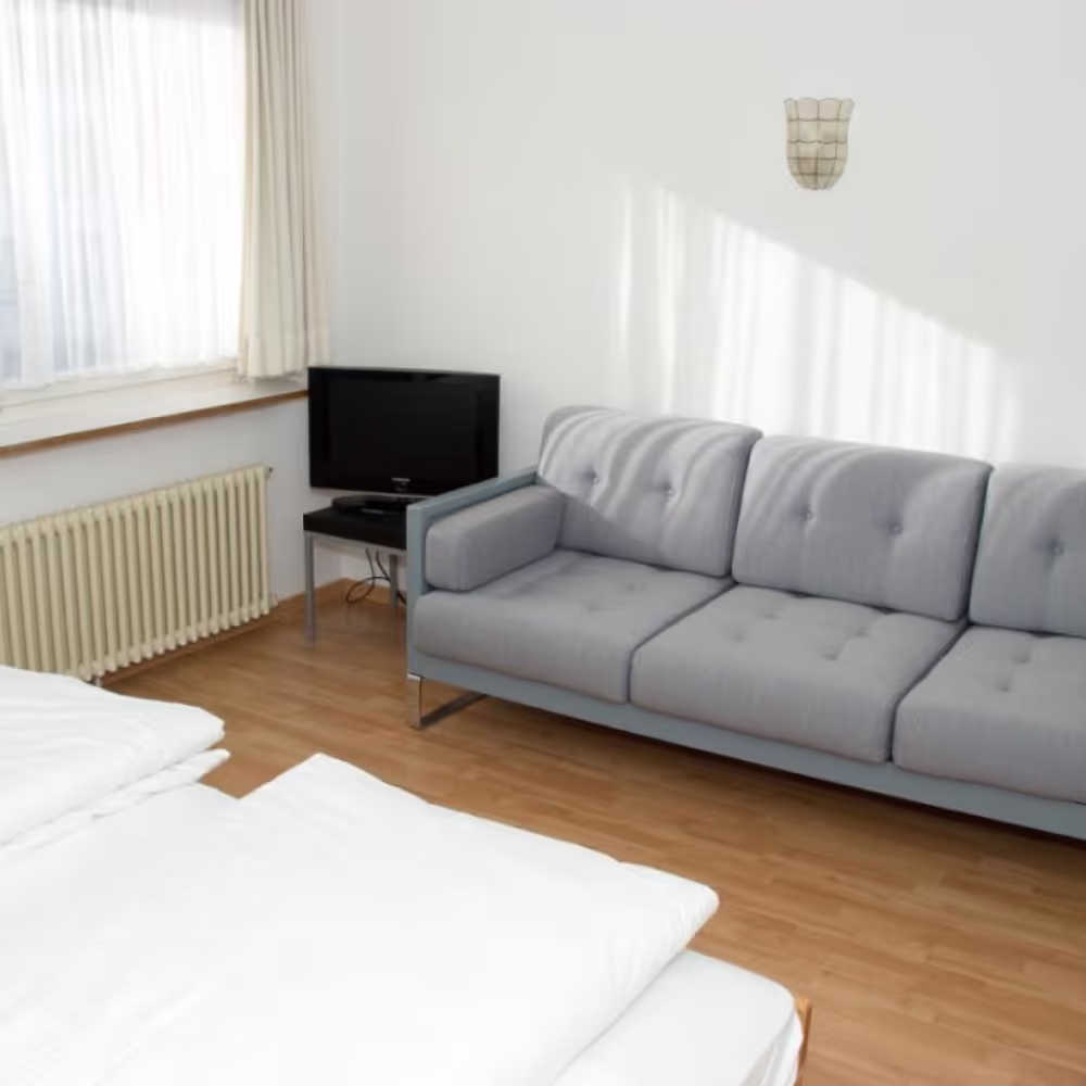 Doppelzimmer Budget im Chamanna Bed & Breakfast Arosa, Aufnahme 2 von 5